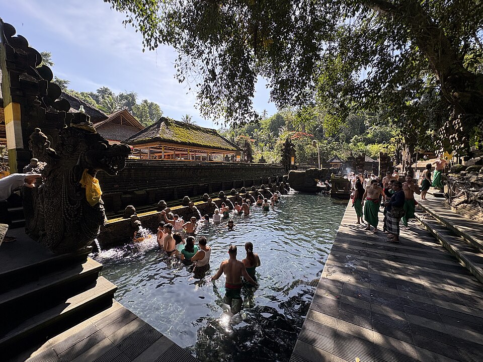 Bali - bathing (Melukat) at Pura Tirta Empul (2025) - img 07